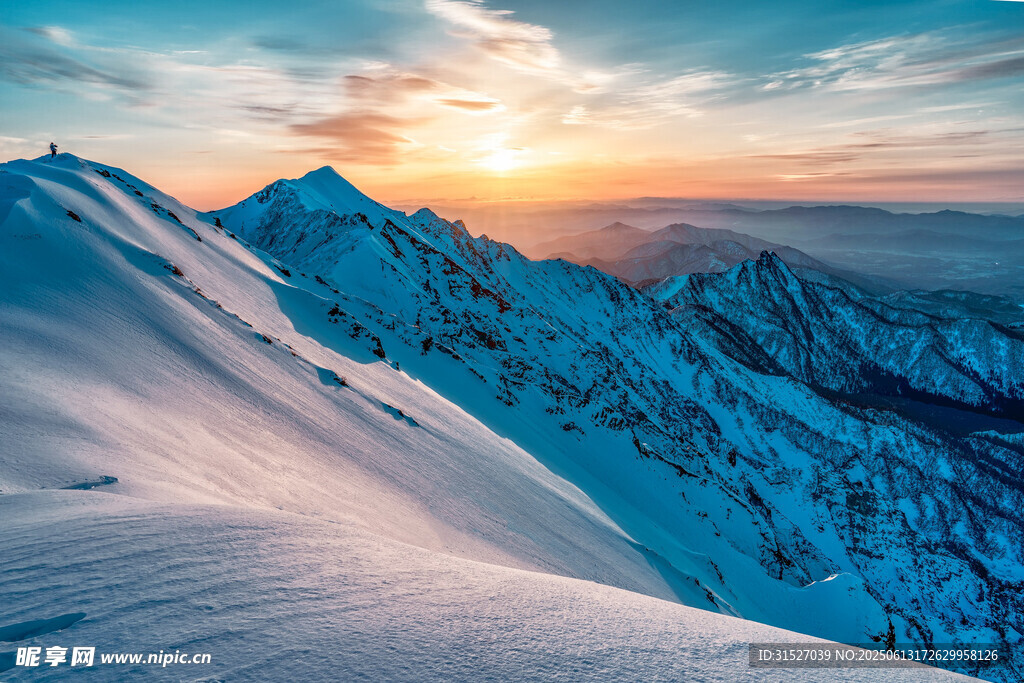 雪山日出壯麗美景