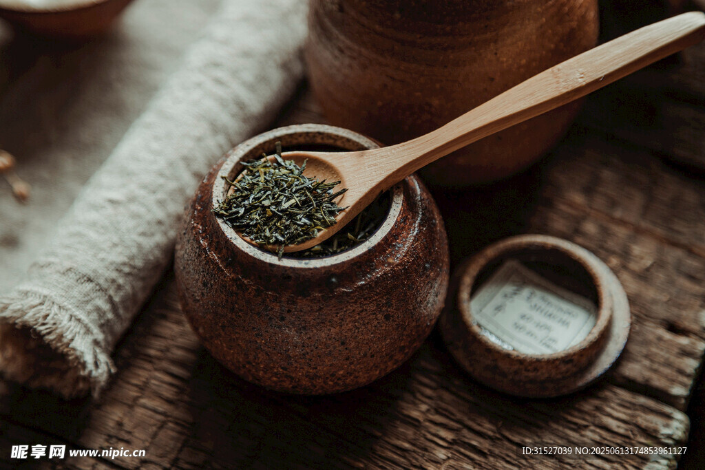 木罐中的茶葉