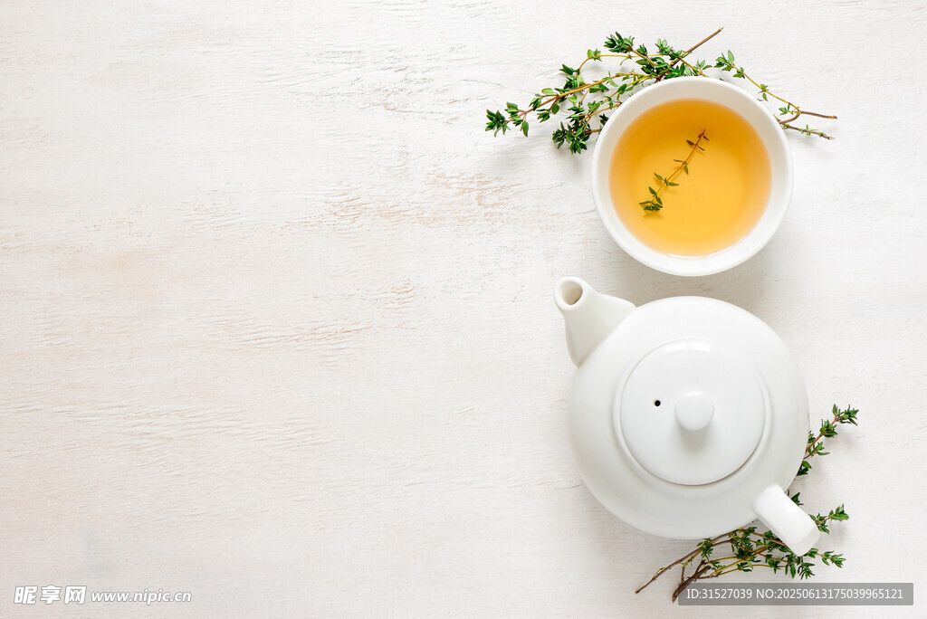素雅茶具與清香茶飲