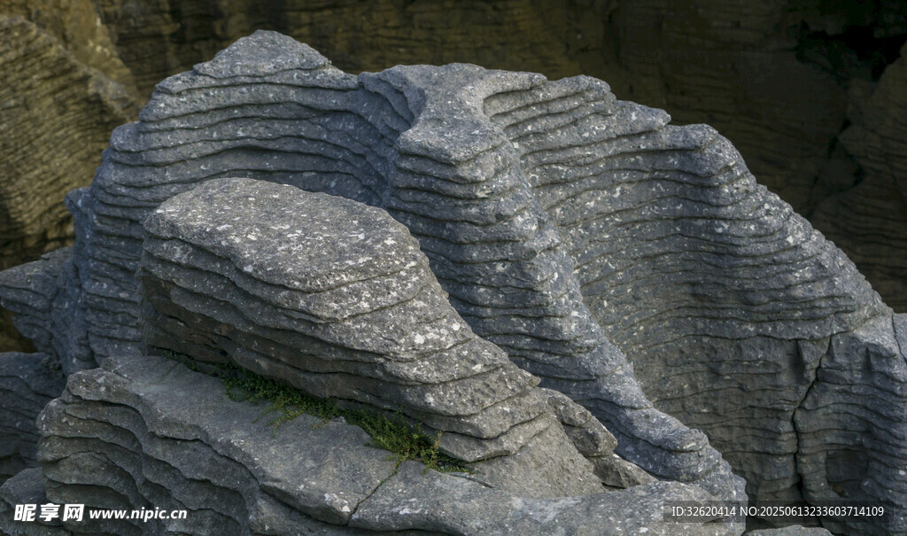 奇特層疊巖石景觀