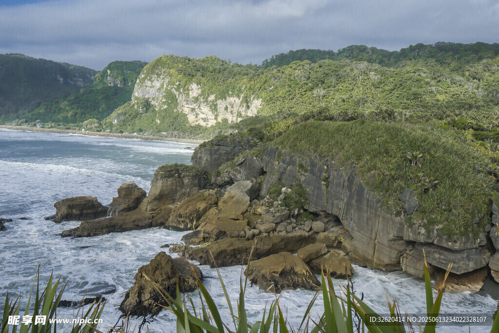 海岸邊的嶙峋巖石與綠植