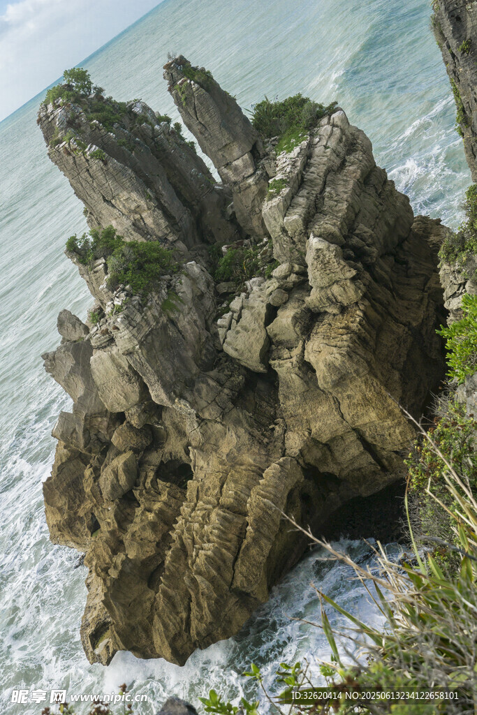 海邊嶙峋怪石景觀