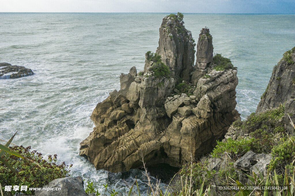 海邊嶙峋怪石景觀