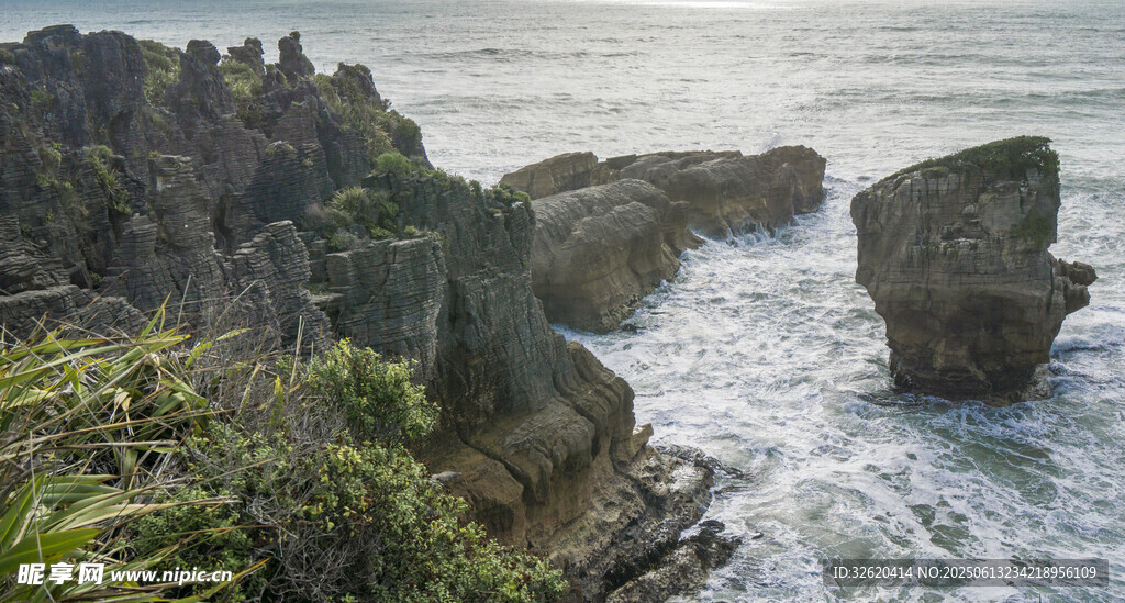 海邊嶙峋礁石與洶涌海浪