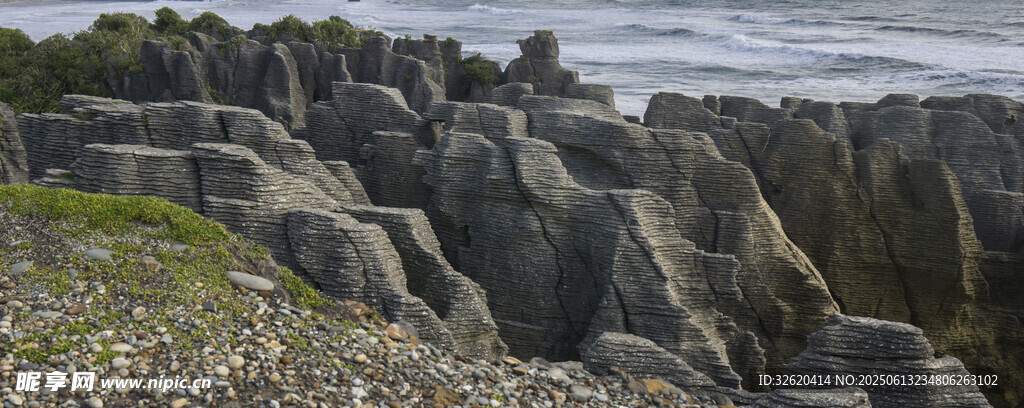 海岸嶙峋巖石景觀