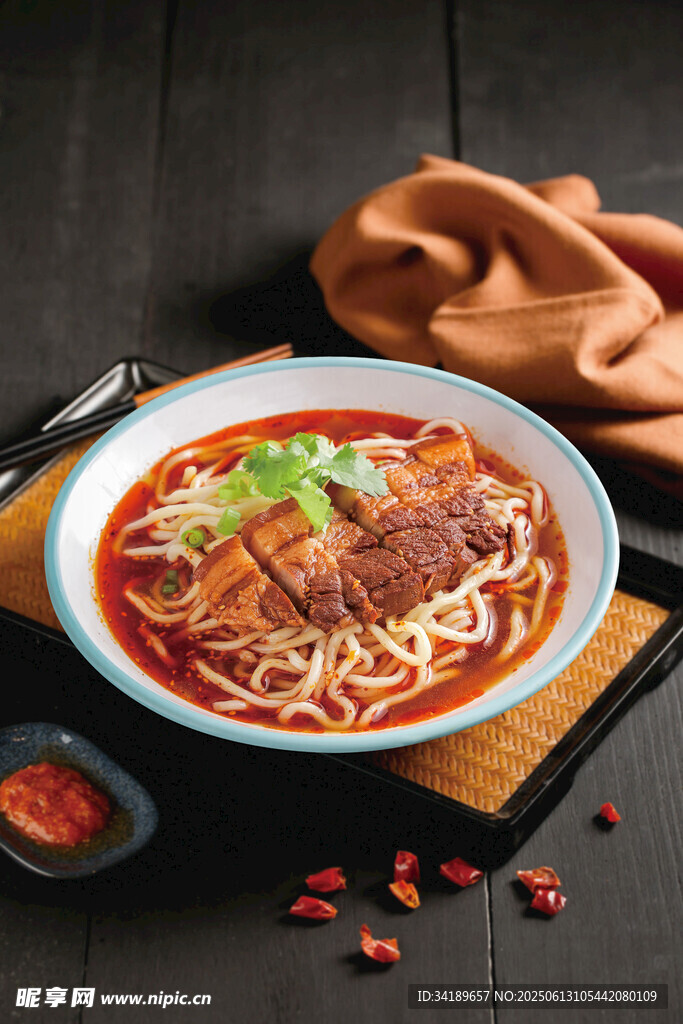 鹵肉面