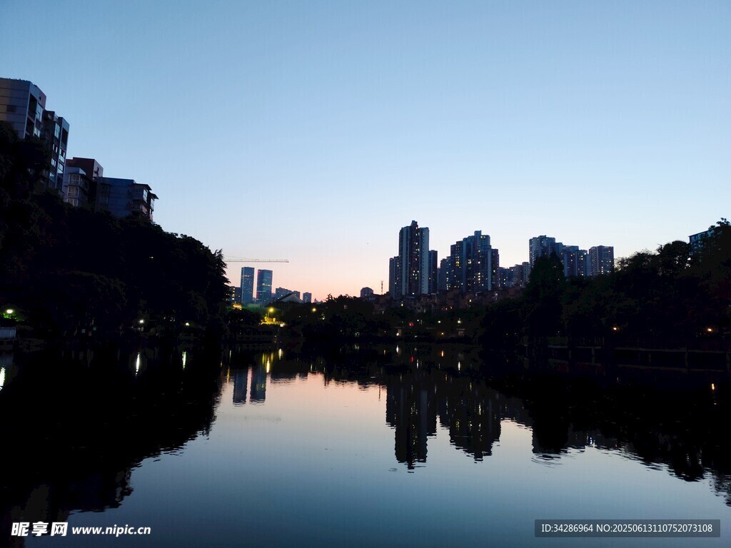 湖面夕陽