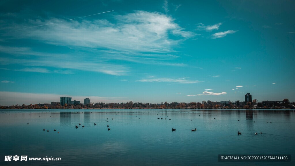 寧?kù)o湖面與藍(lán)天白云美景