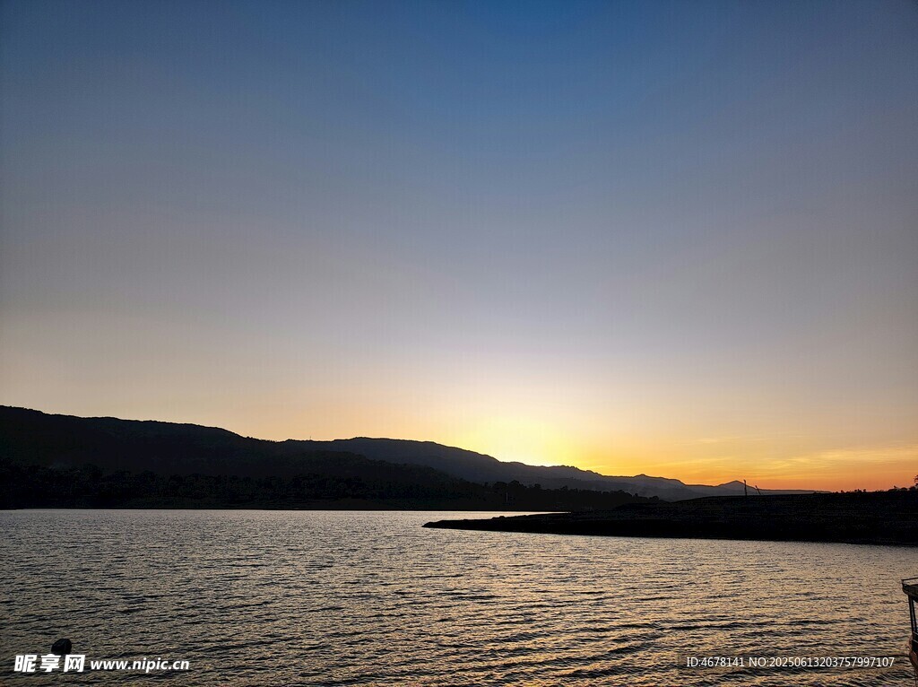夕陽下的寧靜湖景