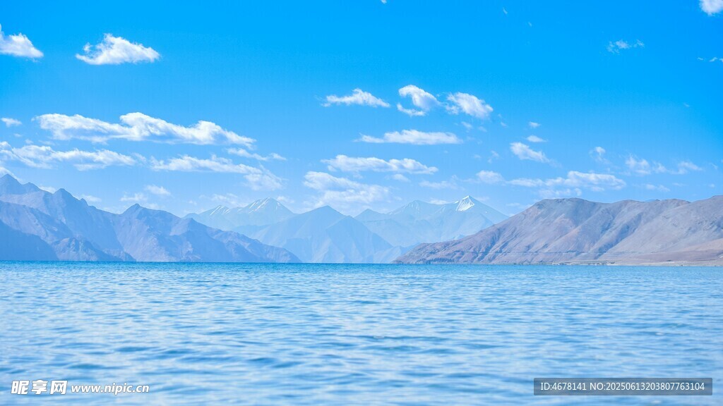 湛藍湖水與遠處山巒美景