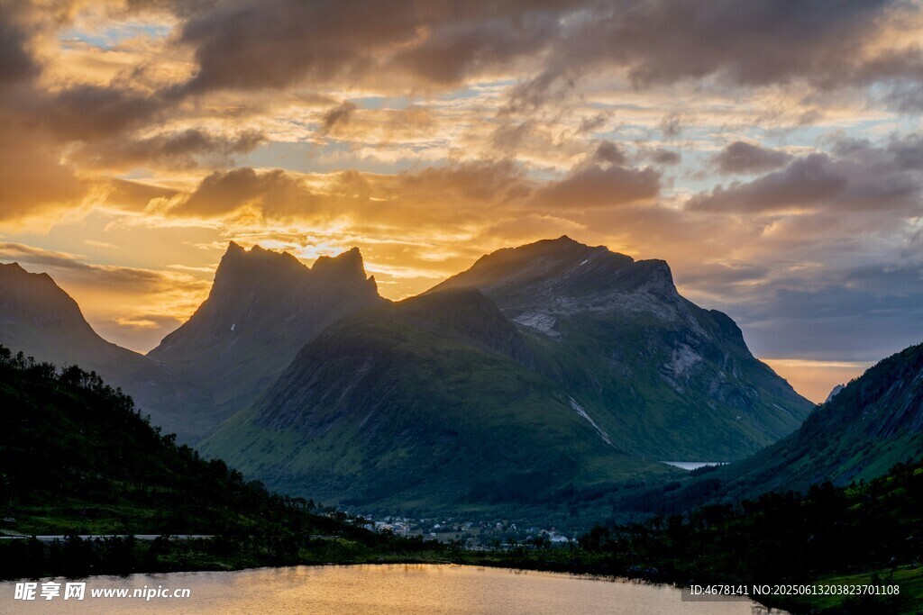 山間湖畔壯麗日出美景