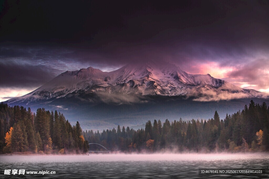 夢(mèng)幻山間晨景 湖林相伴