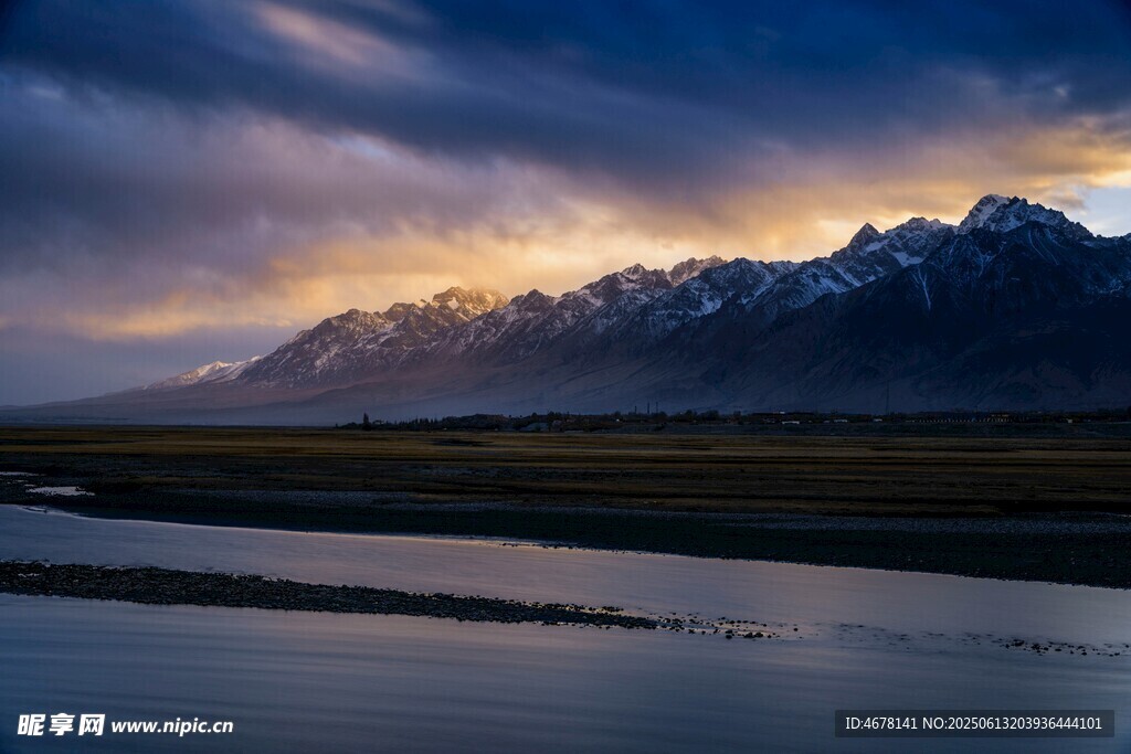 黃昏下的山水壯麗景觀