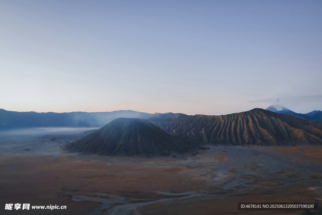 壯麗火山景觀 晨霧繚繞