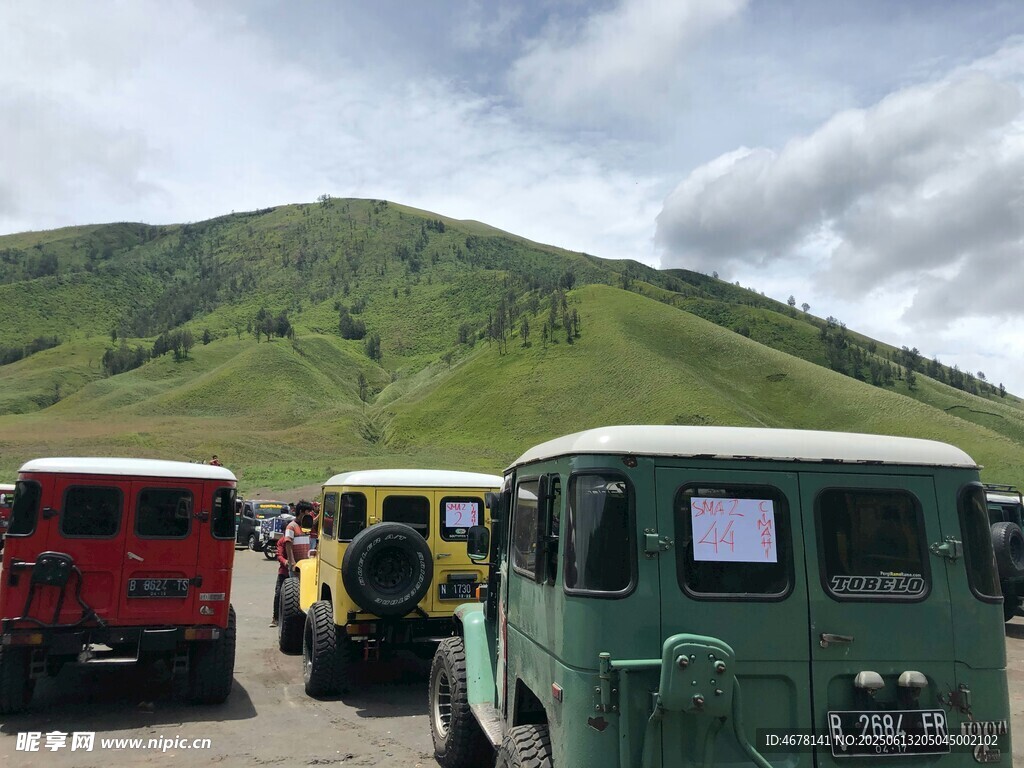 山間停放的多彩復古車輛