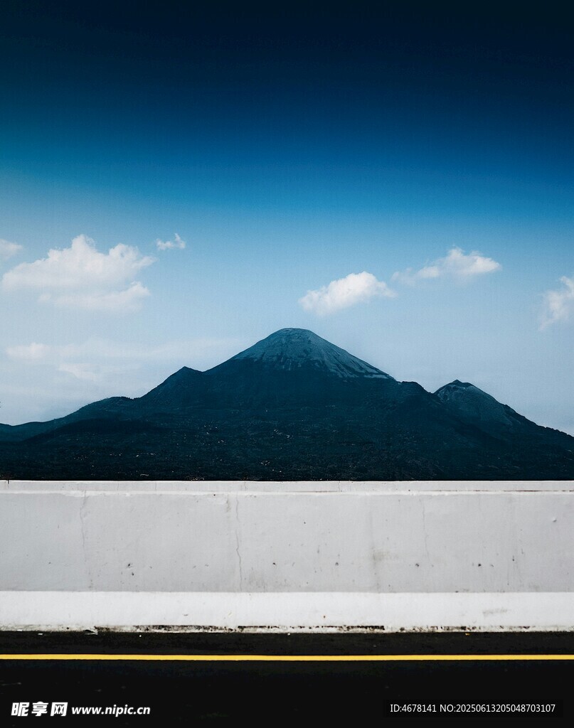 壯麗山景與廣闊天空