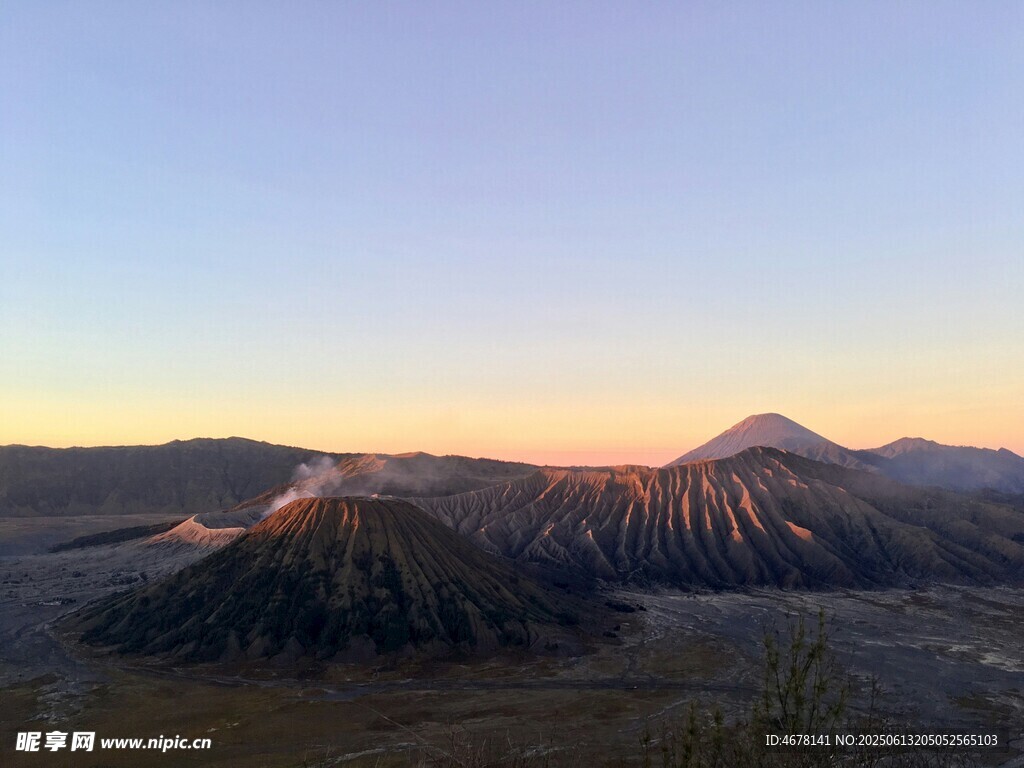 日出下的壯麗火山景觀