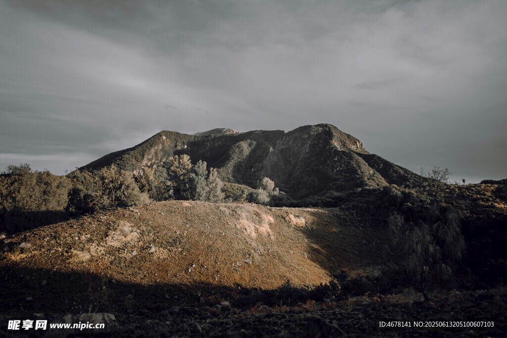 壯麗山巒 云霧繚繞之景