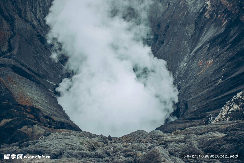 火山口煙霧繚繞景象