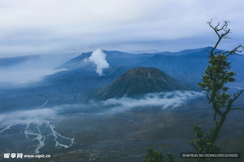 云霧繚繞中的壯美山峰