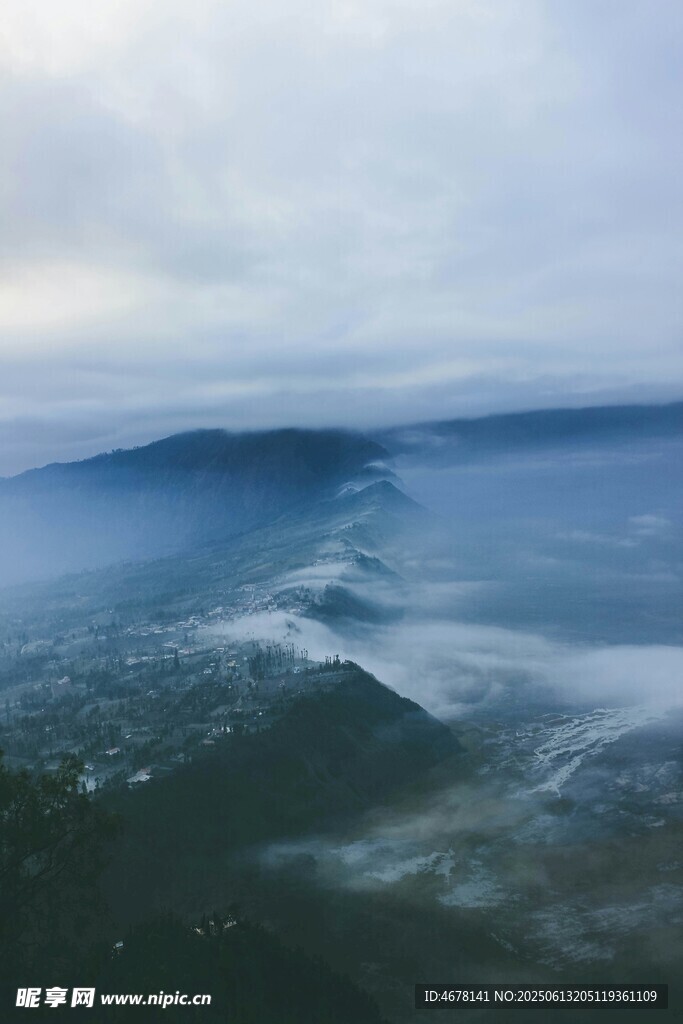 云霧繚繞的山巒美景