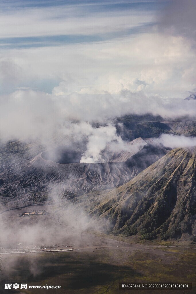云霧繚繞的壯麗山巒