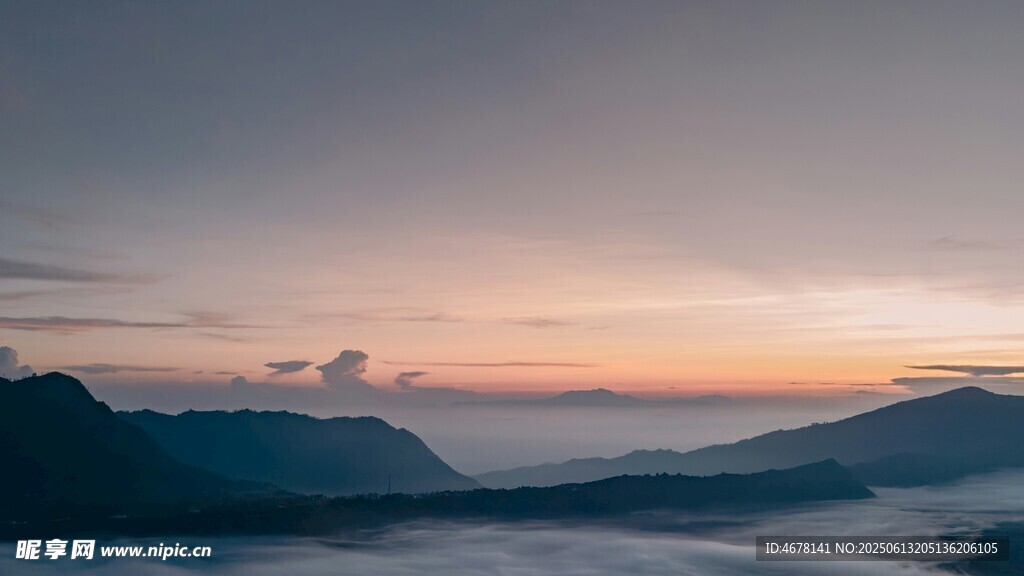 山間晨曦美景