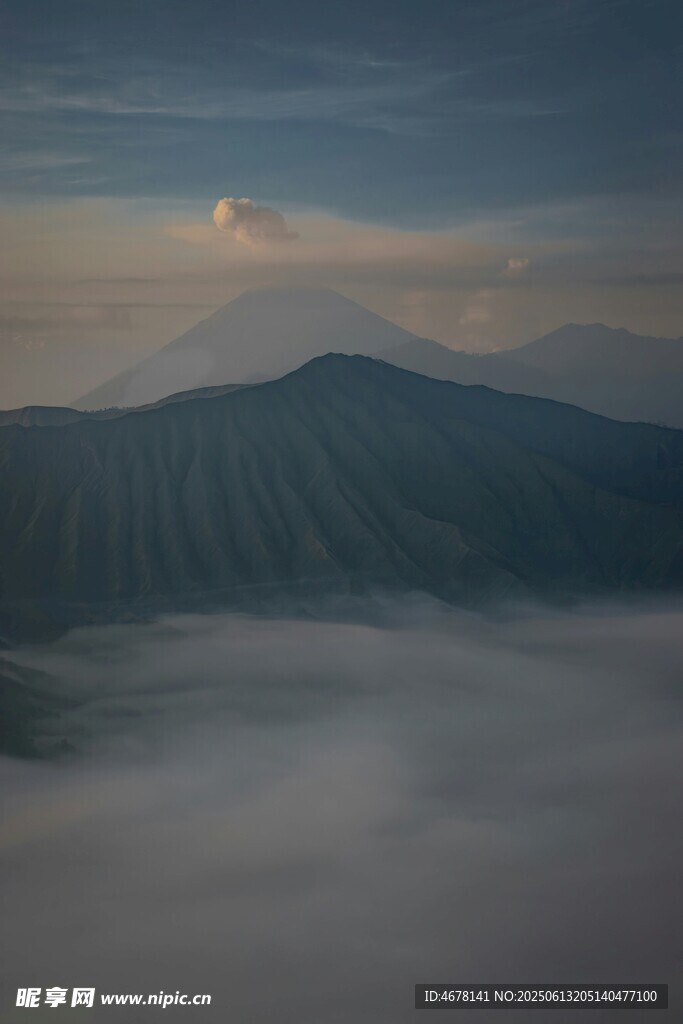 云海中的山巒美景