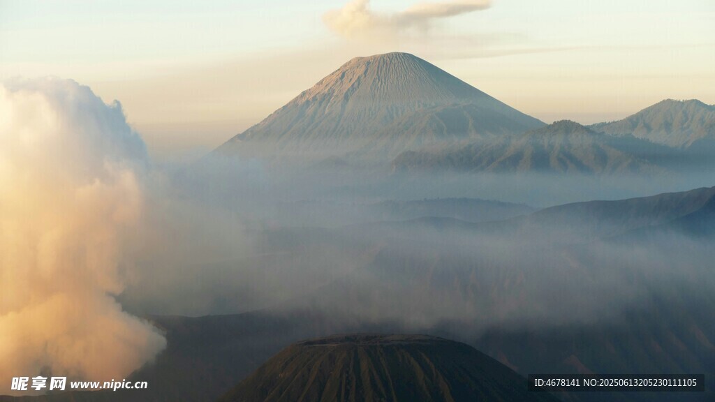 壯麗火山云海景觀
