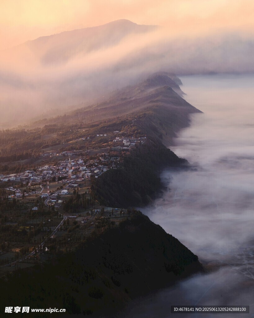 云海中的山間城鎮美景