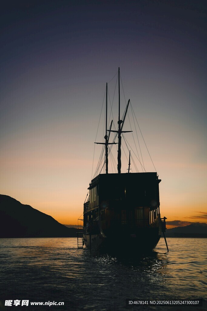 夕陽下的海上孤舟