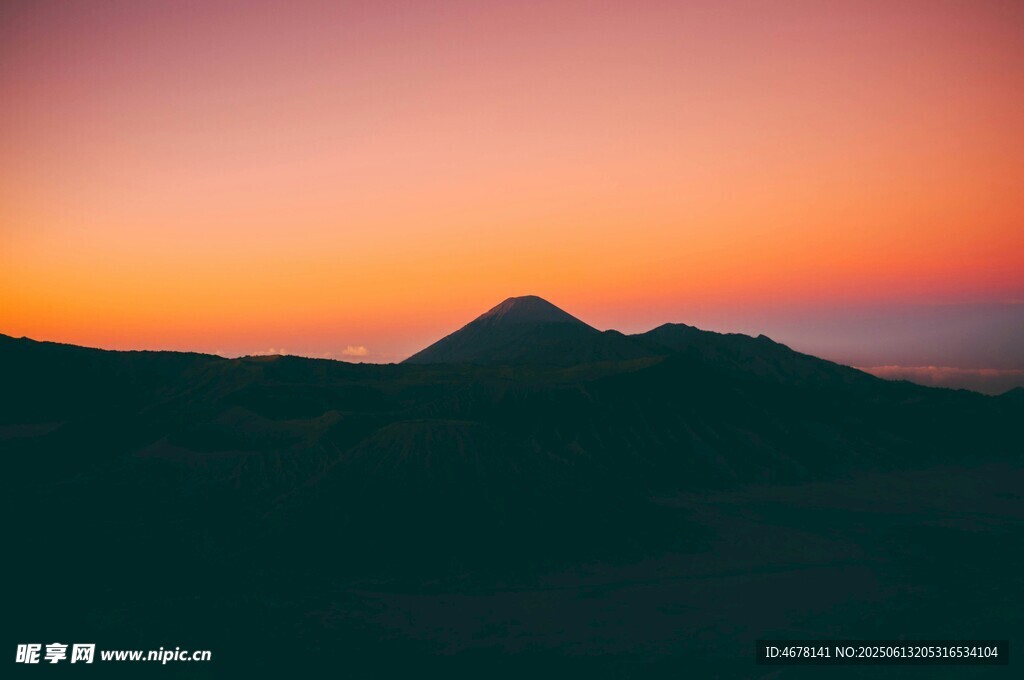 日落時分的壯麗山巒