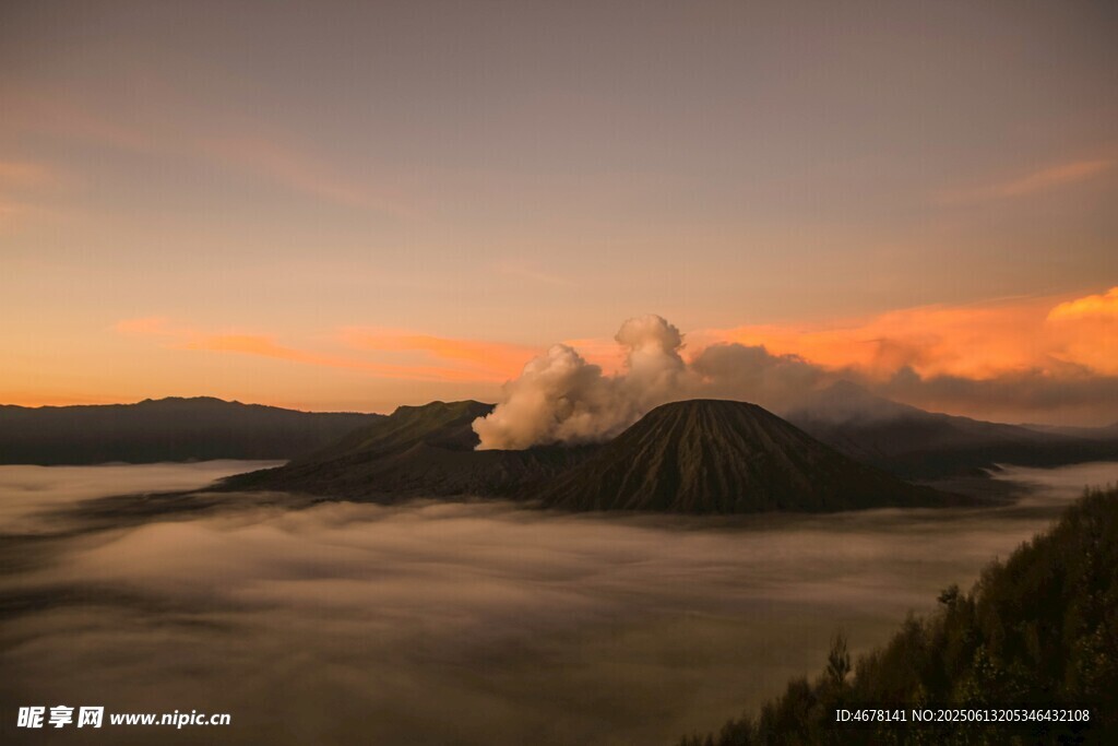 日出云海中的山巒美景