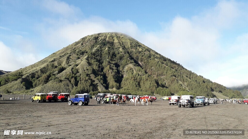 火山下的露營場景