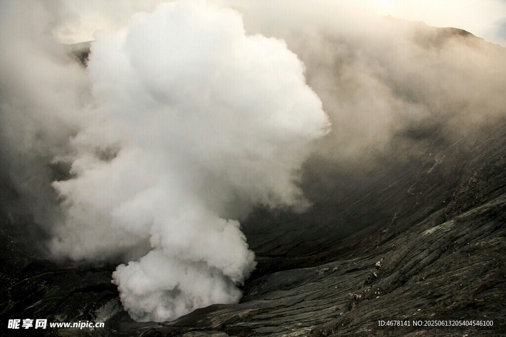火山口濃煙升騰