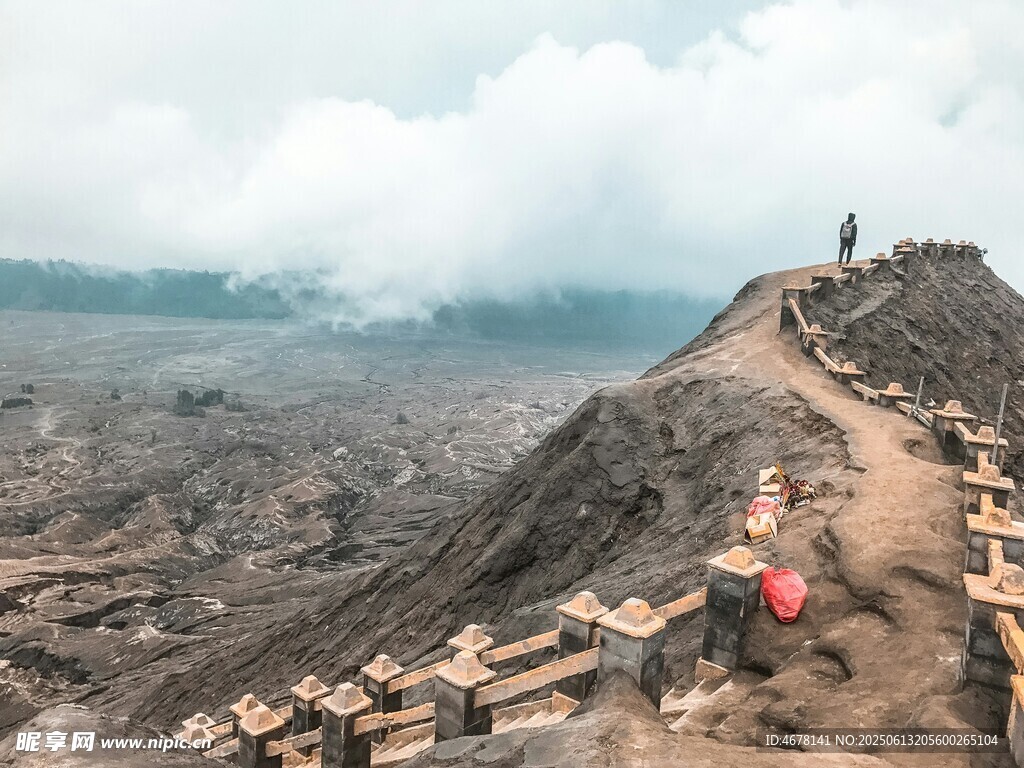 火山徒步小徑上的旅行者