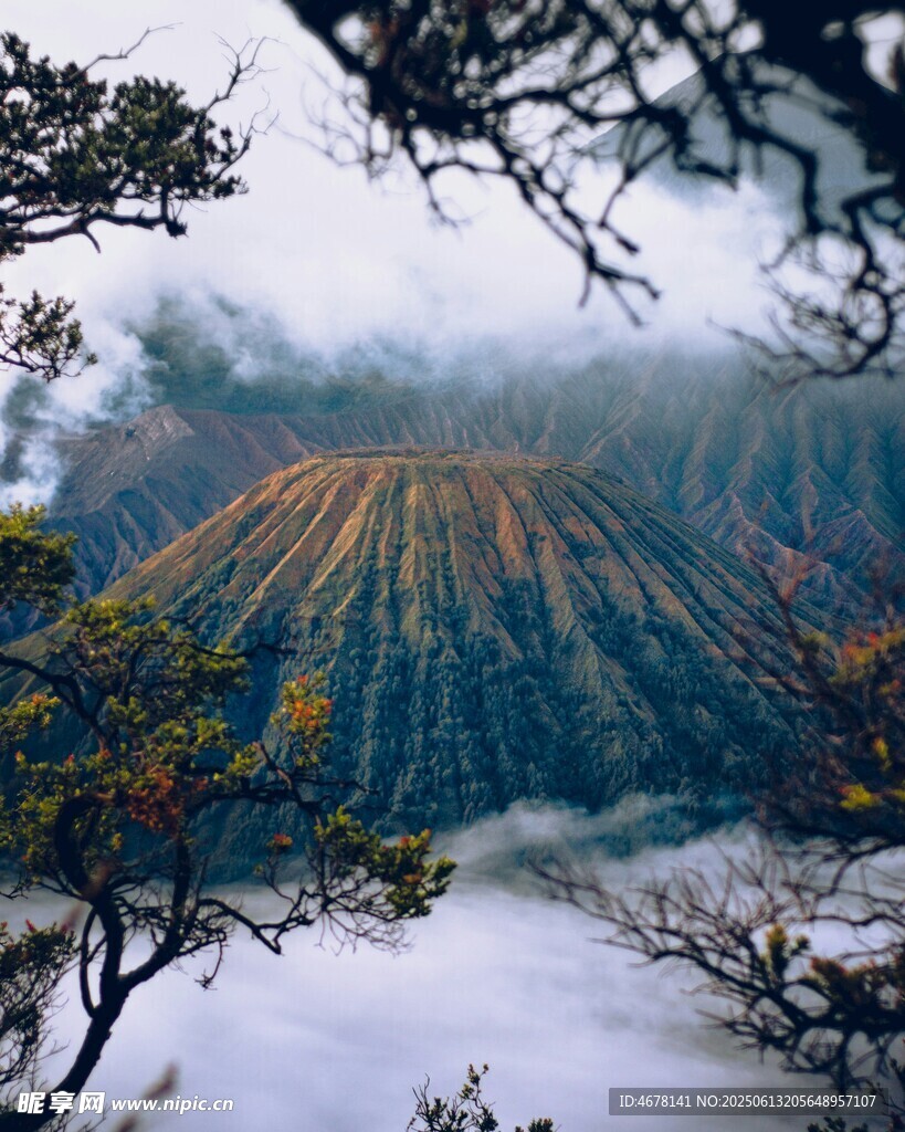 云霧繚繞中的壯麗火山景觀