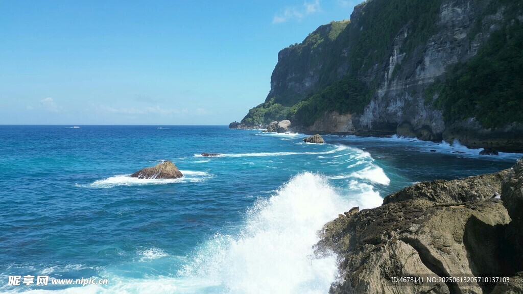 海岸邊海浪拍打嶙峋礁石