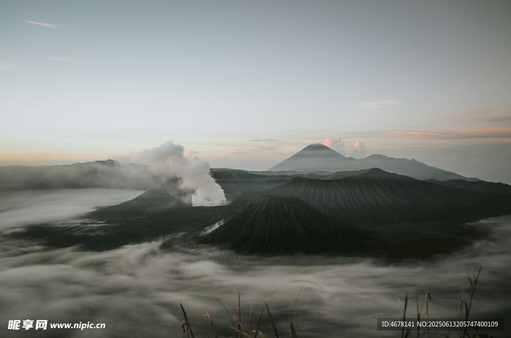 云霧繚繞中的壯麗火山景觀