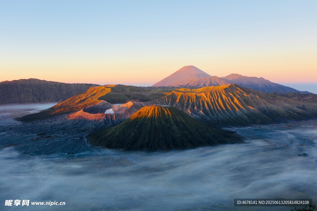 日出云海中的壯麗火山