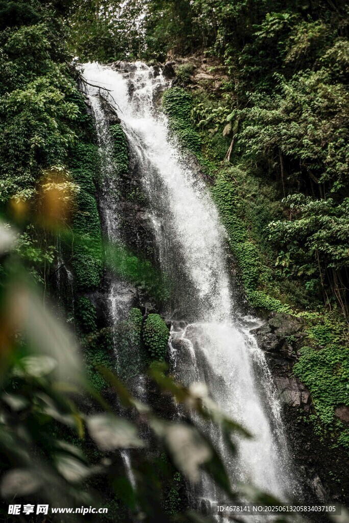 山林間的美麗瀑布景觀