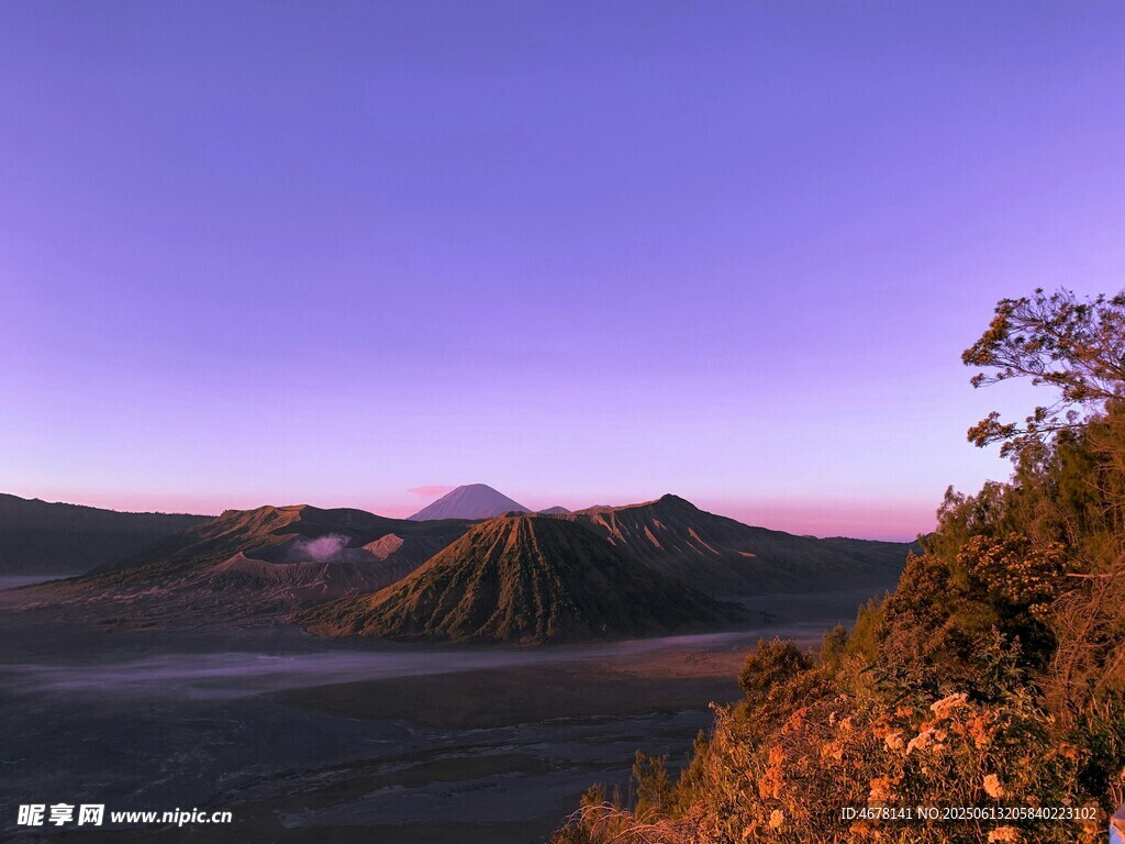 日出時的壯麗火山景觀