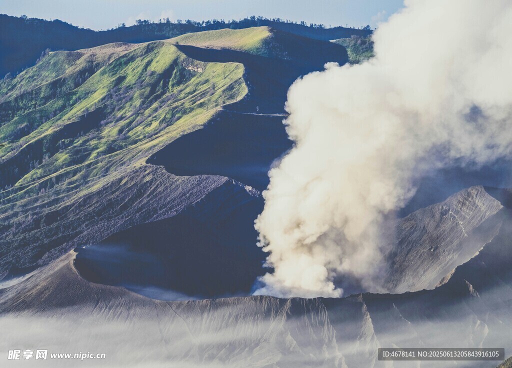 火山壯麗景觀 煙霧升騰