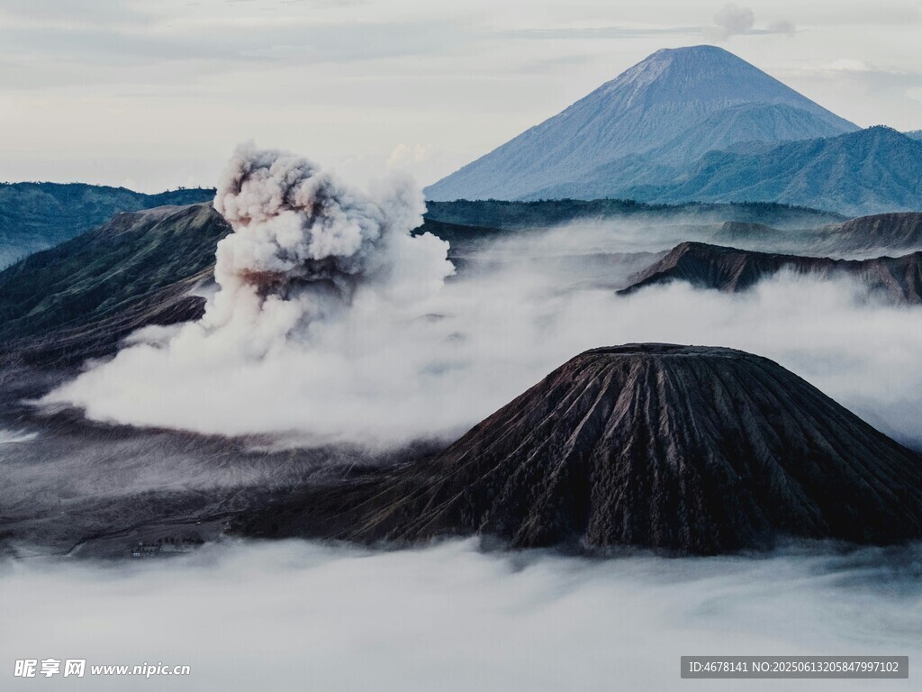火山景觀 云霧繚繞的壯麗