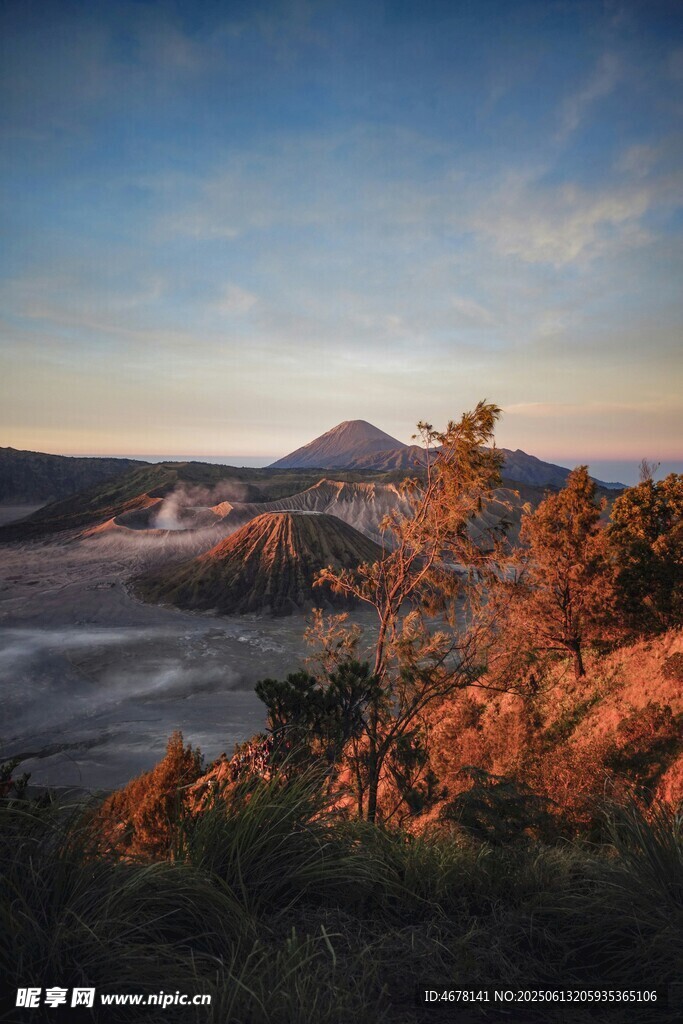 壯麗山間晨景 云霧繚繞