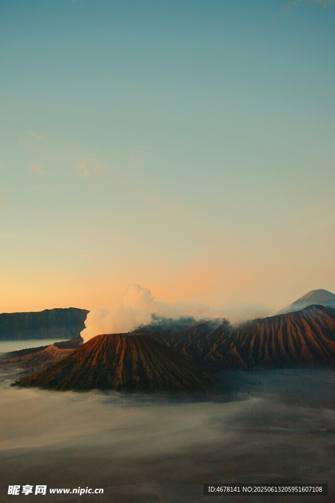日出下的火山景觀