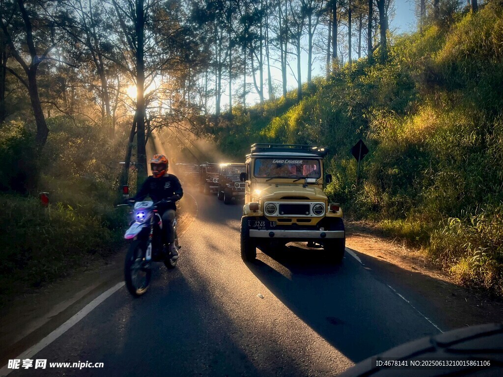 公路上摩托車與卡車同行