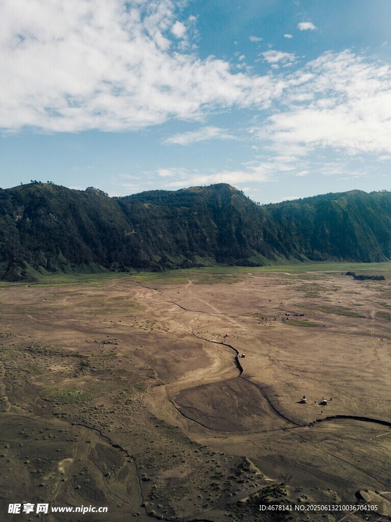 廣袤荒原與遠(yuǎn)處山巒景觀