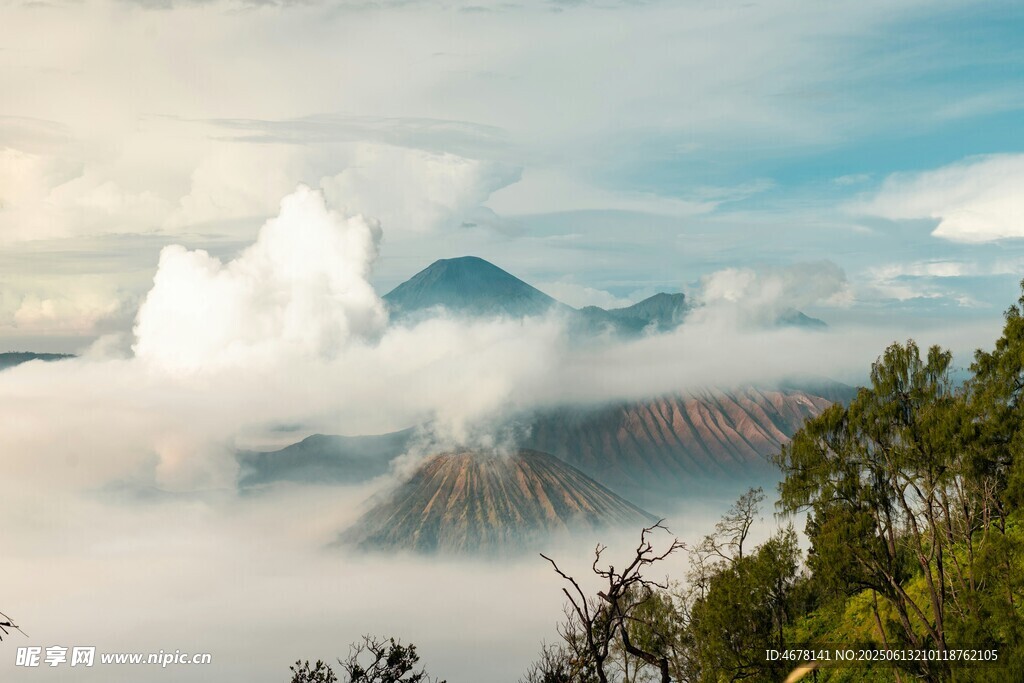 云霧繚繞中的壯美火山景觀