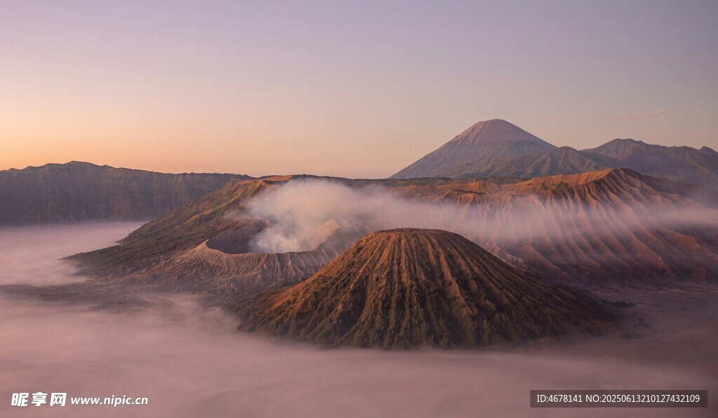 日出下的壯麗火山景觀